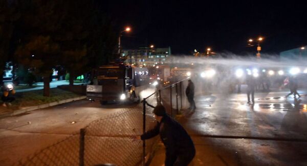 Полиция применила водометы против активистов у здания ЦИК в Тбилиси и объяснила почему - Sputnik Армения