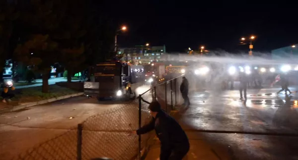 Полиция применила водометы против активистов у здания ЦИК в Тбилиси и объяснила почему Полиция применила водометы против активистов у здания ЦИК в Тбилиси и объяснила почему - Sputnik Армения