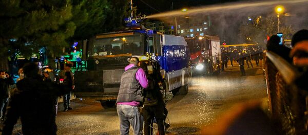 Полиция использует водомет для разгона демонстрантов во время митинга оппозиции (8 ноября 2020). Тбилиси Полиция использует водомет для разгона демонстрантов во время митинга оппозиции (8 ноября 2020). Тбилиси - Sputnik Армения