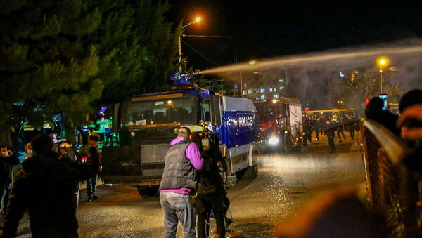 Полиция использует водомет для разгона демонстрантов во время митинга оппозиции (8 ноября 2020). Тбилиси - Sputnik Армения