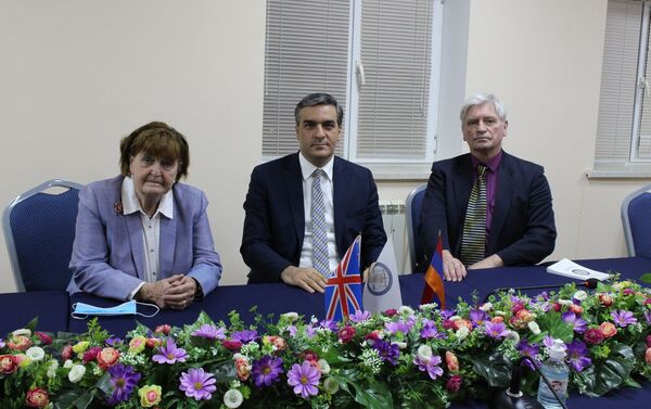 Омбудсмен Армении Арман Татоян принял делегацию во главе с баронессой Кэролайн Кокс (9 ноября 2020). Еревaн - Sputnik Армения