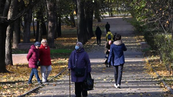 Люди в сквере на улице Крупской в Москве. Люди в сквере на улице Крупской в Москве. - Sputnik Армения