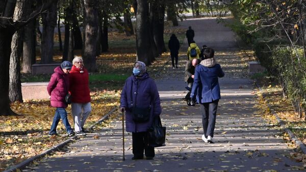 Люди в сквере на улице Крупской в Москве. - Sputnik Армения