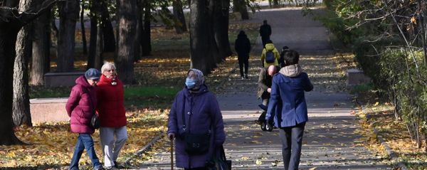 Люди в сквере на улице Крупской в Москве. - Sputnik Армения