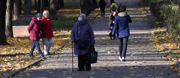 Люди в сквере на улице Крупской в Москве. - Sputnik Армения