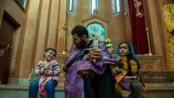 Священник церкви Святых Архангелов города Севан Тер Степанос Игнатевосян с карабахскими детьми - Sputnik Армения