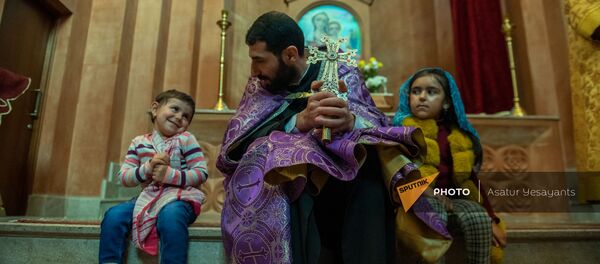 Священник церкви Святых Архангелов города Севан Тер Степанос Игнатевосян с карабахскими детьми Священник церкви Святых Архангелов города Севан Тер Степанос Игнатевосян с карабахскими детьми - Sputnik Արմենիա