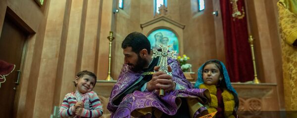 Священник церкви Святых Архангелов города Севан Тер Степанос Игнатевосян с карабахскими детьми Священник церкви Святых Архангелов города Севан Тер Степанос Игнатевосян с карабахскими детьми - Sputnik Արմենիա