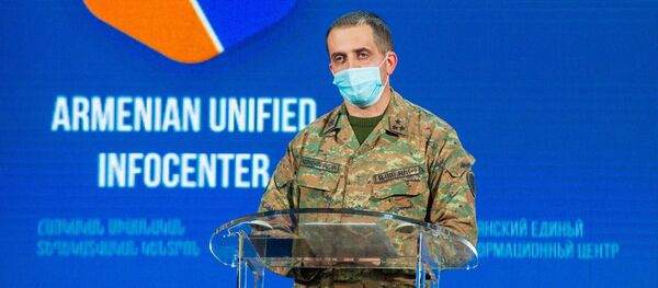 Представитель Армии Обороны Арцаха Сурен Сарумян во время брифинга в Едином информационном центре (9 ноября 2020). Еревaн Представитель Армии Обороны Арцаха Сурен Сарумян во время брифинга в Едином информационном центре (9 ноября 2020). Еревaн - Sputnik Армения