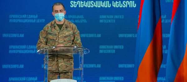 Представитель Армии Обороны Арцаха Сурен Сарумян во время брифинга в Едином информационном центре (9 ноября 2020). Еревaн Представитель Армии Обороны Арцаха Сурен Сарумян во время брифинга в Едином информационном центре (9 ноября 2020). Еревaн - Sputnik Արմենիա