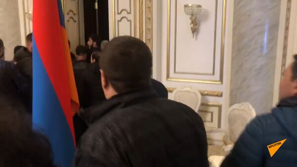 Что творится в здании правительства? - Sputnik Армения