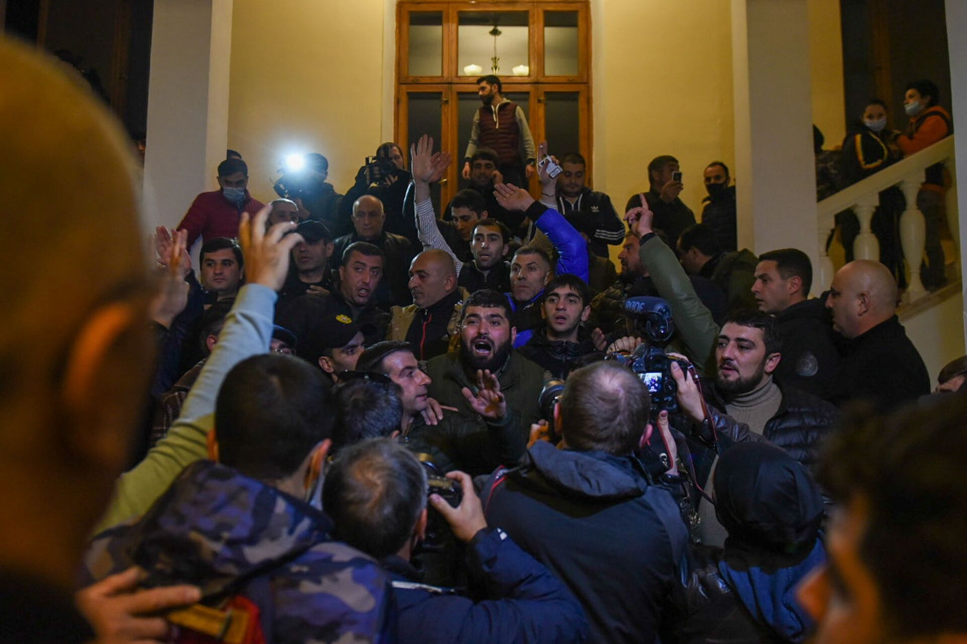 Недовольные решением премьер-министра граждане ворвались в Дом правительства (10 ноября 2020). Еревaн - Sputnik Армения, 1920, 22.05.2025