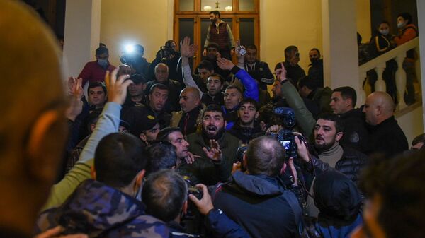 Недовольные решением премьер-министра граждане ворвались в Дом правительства (10 ноября 2020). Еревaн - Sputnik Արմենիա