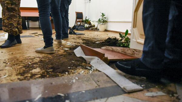 Недовольные решением премьер-министра граждане ворвались в Парламент (10 ноября 2020). Еревaн - Sputnik Армения