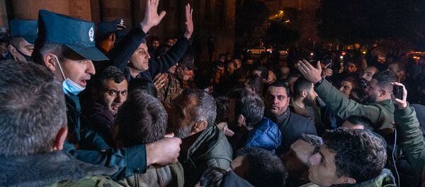 Недовольные решением премьер-министра граждане ворвались в Дом правительства (10 ноября 2020). Еревaн - Sputnik Արմենիա