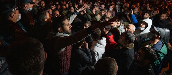 Недовольные решением премьер-министра граждане ворвались в Дом правительства (10 ноября 2020). Еревaн - Sputnik Армения