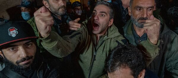 Недовольные решением премьер-министра граждане ворвались в Дом правительства (10 ноября 2020). Еревaн - Sputnik Армения