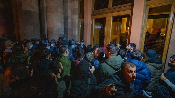 Վարչապետի որոշումից դժգոհ քաղաքացիները ներխուժում են կառավարության շենք - Sputnik Արմենիա