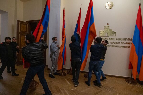 Недовольные решением премьер-министра граждане ворвались в Дом правительства (10 ноября 2020). Еревaн - Sputnik Армения
