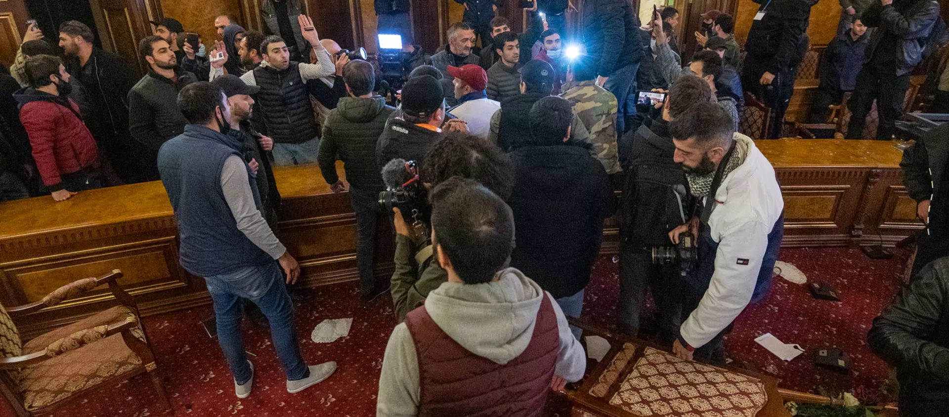 Недовольные решением премьер-министра граждане ворвались в Дом правительства (10 ноября 2020). Еревaн - Sputnik Армения, 1920, 10.11.2020