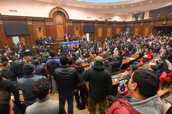 Քաոս՝ ԱԺ-ում. ներխուժածները պահանջում են գլխավոր շտաբի պետին ու պատգամավորներին. տեսանյութ - Sputnik Արմենիա