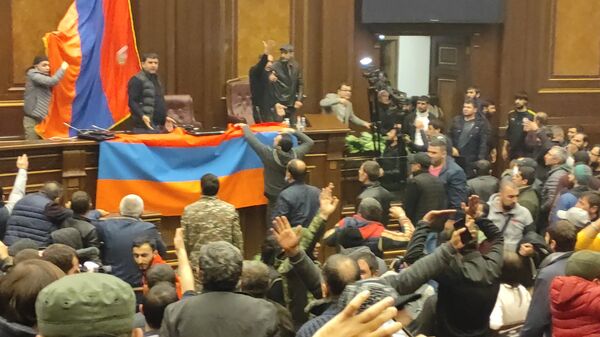 Քաոս՝ ԱԺ-ում. ներխուժածները պահանջում են գլխավոր շտաբի պետին ու պատգամավորներին. տեսանյութ - Sputnik Արմենիա