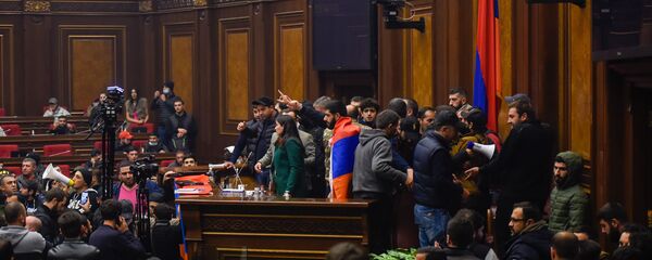 Недовольные решением премьер-министра граждане ворвались в Парламент (10 ноября 2020). Еревaн - Sputnik Армения