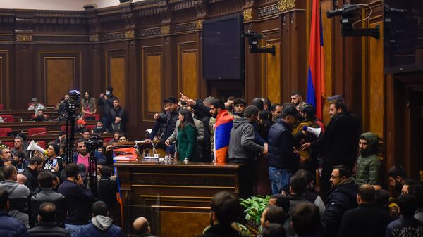 Недовольные решением премьер-министра граждане ворвались в Парламент (10 ноября 2020). Еревaн - Sputnik Արմենիա
