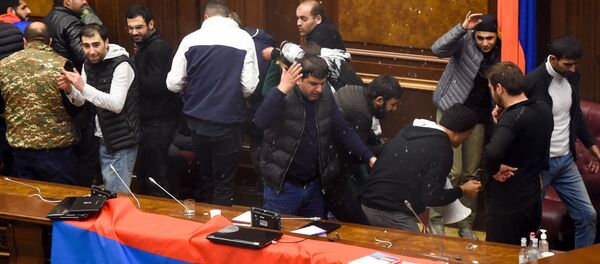 Недовольные решением премьер-министра граждане ворвались в Парламент (10 ноября 2020). Еревaн Недовольные решением премьер-министра граждане ворвались в Парламент (10 ноября 2020). Еревaн - Sputnik Армения