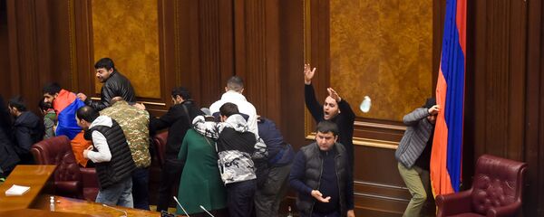 Недовольные решением премьер-министра граждане ворвались в Парламент (10 ноября 2020). Еревaн - Sputnik Армения