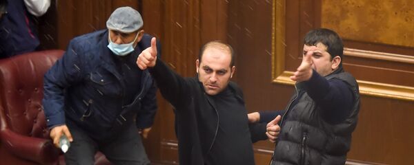 Недовольные решением премьер-министра граждане ворвались в Парламент (10 ноября 2020). Еревaн - Sputnik Армения