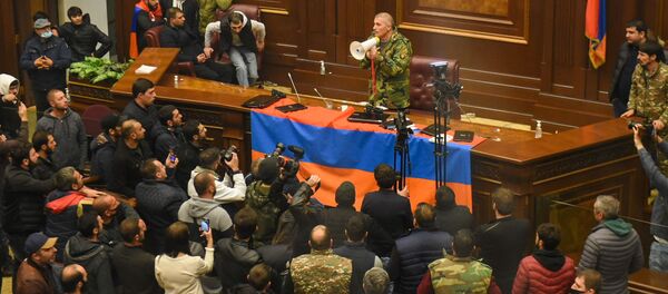 Недовольные решением премьер-министра граждане ворвались в Парламент (10 ноября 2020). Еревaн - Sputnik Արմենիա