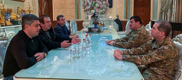 Начальник ГШ ВС РА Оник Гаспарян встретился с представителями партий Айреник, ППА, АРФД (10 ноября 2020). Еревaн Начальник ГШ ВС РА Оник Гаспарян встретился с представителями партий Айреник, ППА, АРФД (10 ноября 2020). Еревaн - Sputnik Армения