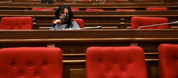 Депутат оппозиционной фракции Процветающей Армении Наира Зограбян в зале заседаний Парламента (10 ноября 2020). Еревaн - Sputnik Արմենիա