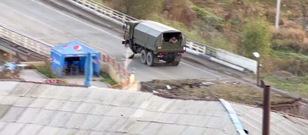 Автоколонна российских миротворцев выехала из Гориса в сторону Карабаха (10 ноября 2020).  - Sputnik Արմենիա