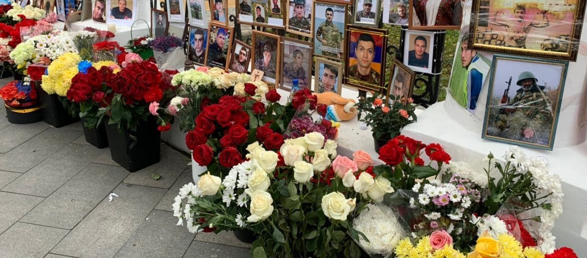 Фотографии погибших в Карабахе у армянского посольства (10 ноября 2020). Москва - Sputnik Армения, 1920, 14.01.2021