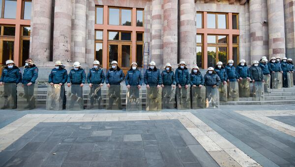 Полицейское оцепление у здания Правительства Армении (10 ноября 2020). Еревaн - Sputnik Արմենիա