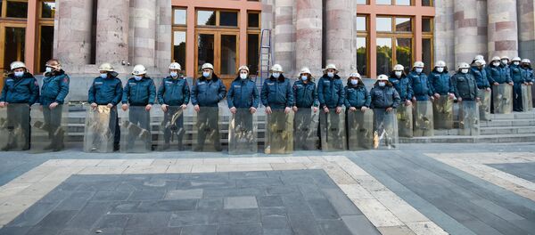 Полицейское оцепление у здания Правительства Армении (10 ноября 2020). Еревaн - Sputnik Արմենիա