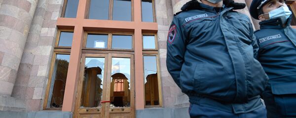 Полицейское оцепление у здания Правительства Армении (10 ноября 2020). Еревaн Полицейское оцепление у здания Правительства Армении (10 ноября 2020). Еревaн - Sputnik Արմենիա