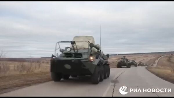 Колонна военной техники российских миротворцев готовится к отправке в Карабах - Sputnik Армения