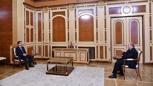 Встреча президента Армении Армена Саркисяна с чрезвычайным и Полномочным Послом Франции в Армении Джонатаном Лакоттом (10 ноября 2020). Еревaн - Sputnik Армения