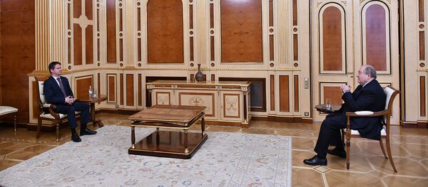 Встреча президента Армении Армена Саркисяна с чрезвычайным и Полномочным Послом Франции в Армении Джонатаном Лакоттом (10 ноября 2020). Еревaн Встреча президента Армении Армена Саркисяна с чрезвычайным и Полномочным Послом Франции в Армении Джонатаном Лакоттом (10 ноября 2020). Еревaн - Sputnik Արմենիա