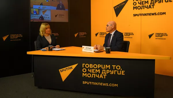 Член Совета Федерации РФ, член Комитета Совета Федерации по социальной политике, заслуженный врач России Владимир Круглый во время онлайн-видеомоста Москвa-Минcк-Еревaн-Кишинeв (10 ноября 2020). Еревaн - Sputnik Армения