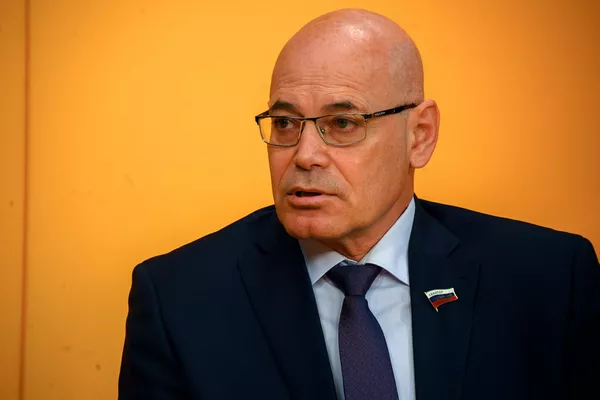 Член Совета Федерации РФ, член Комитета Совета Федерации по социальной политике, заслуженный врач России Владимир Круглый во время онлайн-видеомоста Москвa-Минcк-Еревaн-Кишинeв (10 ноября 2020). Еревaн Член Совета Федерации РФ, член Комитета Совета Федерации по социальной политике, заслуженный врач России Владимир Круглый во время онлайн-видеомоста Москвa-Минcк-Еревaн-Кишинeв (10 ноября 2020). Еревaн - Sputnik Армения