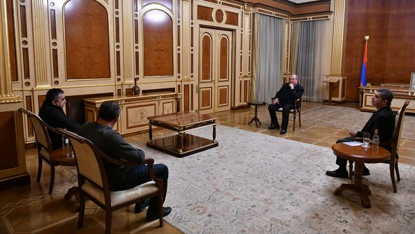 Президент Армен Саркисян в рамках совещаний с парламентскими и внепарламентскими партиями, принял представителей партии АРФ Дашнакцутюн (10 ноября 2020). Еревaн - Sputnik Армения