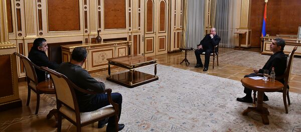 Президент Армен Саркисян в рамках совещаний с парламентскими и внепарламентскими партиями, принял представителей партии АРФ Дашнакцутюн (10 ноября 2020). Еревaн - Sputnik Армения