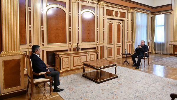Президент Армен Саркисян в рамках совещаний с парламентскими и внепарламентскими партиями, принял руководителя партии Отечество Артура Ванецяна (10 ноября 2020). Еревaн - Sputnik Армения