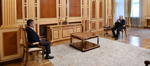 Президент Армен Саркисян в рамках совещаний с парламентскими и внепарламентскими партиями, принял руководителя партии Отечество Артура Ванецяна (10 ноября 2020). Еревaн - Sputnik Արմենիա