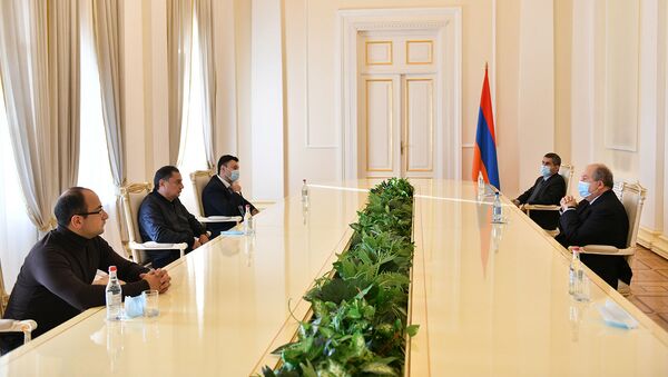 Президент Армен Саркисян в рамках совещаний с парламентскими и внепарламентскими партиями, принял представителей Республиканской партии Армении (10 ноября 2020). Еревaн - Sputnik Армения