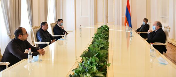 Президент Армен Саркисян в рамках совещаний с парламентскими и внепарламентскими партиями, принял представителей Республиканской партии Армении (10 ноября 2020). Еревaн - Sputnik Արմենիա